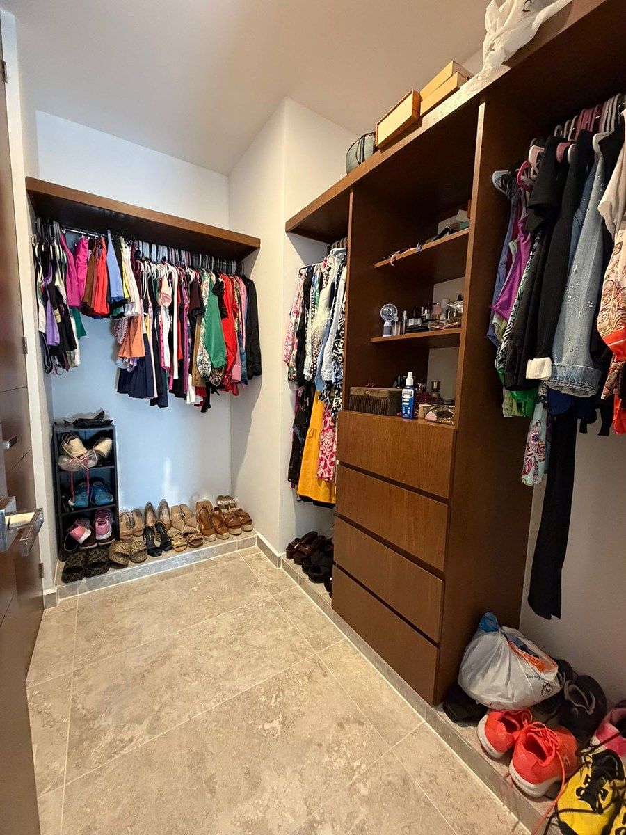 6 de 21: Closet Vestidor, Recámara Principal