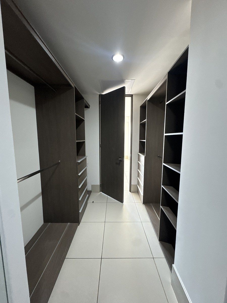 19 de 38: Vestidor Habitación Principal