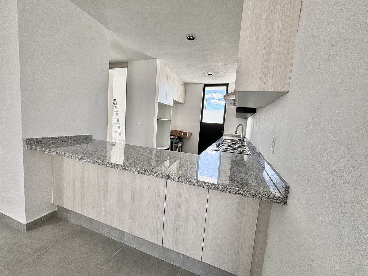 6 de 37: Cocina de excelente tamaño equipada en granito .