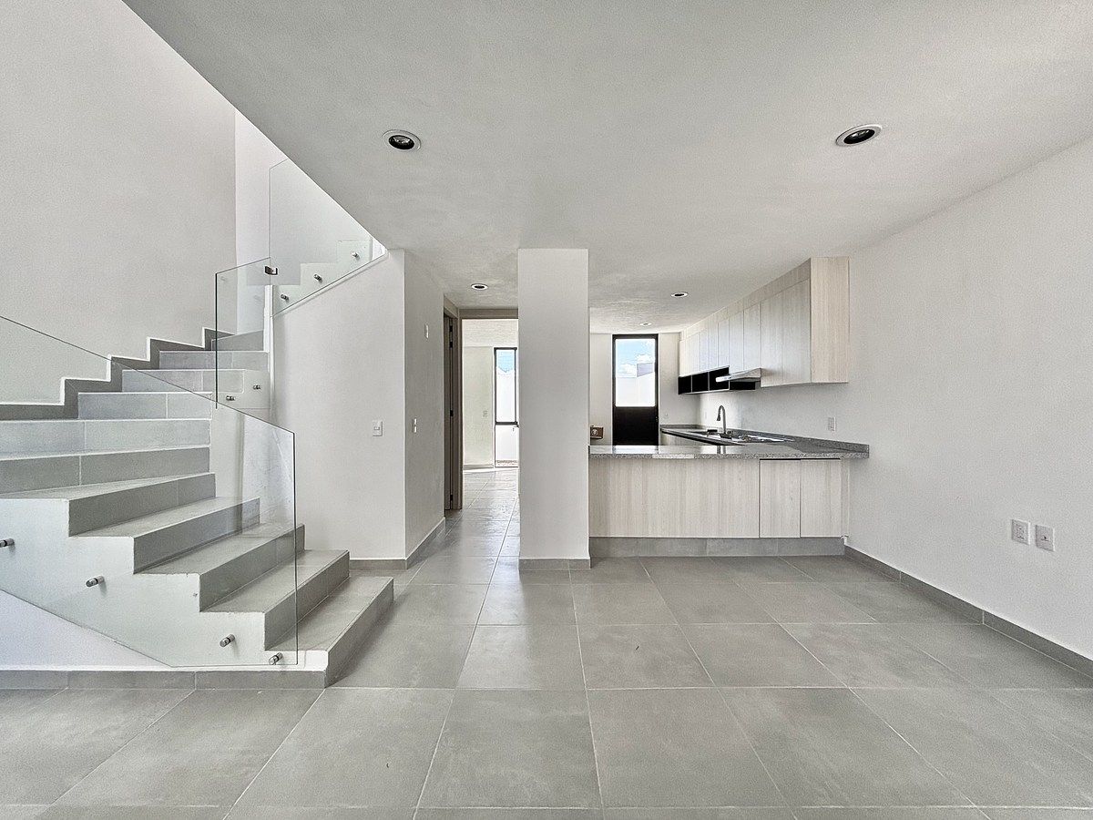 5 de 37: Al fondo recámara en PB  con baño completo al exterior .