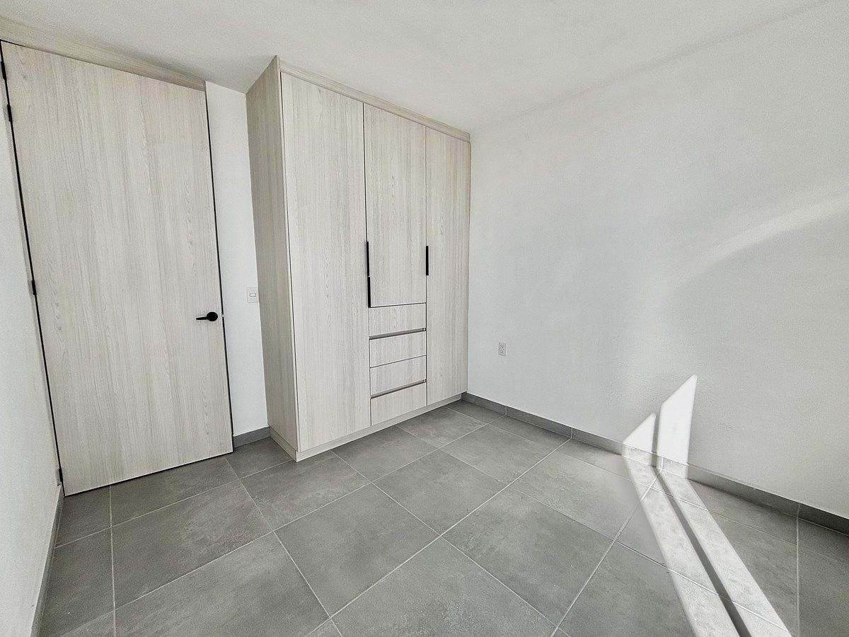 13 de 37: Recámara en planta baja con clóset .