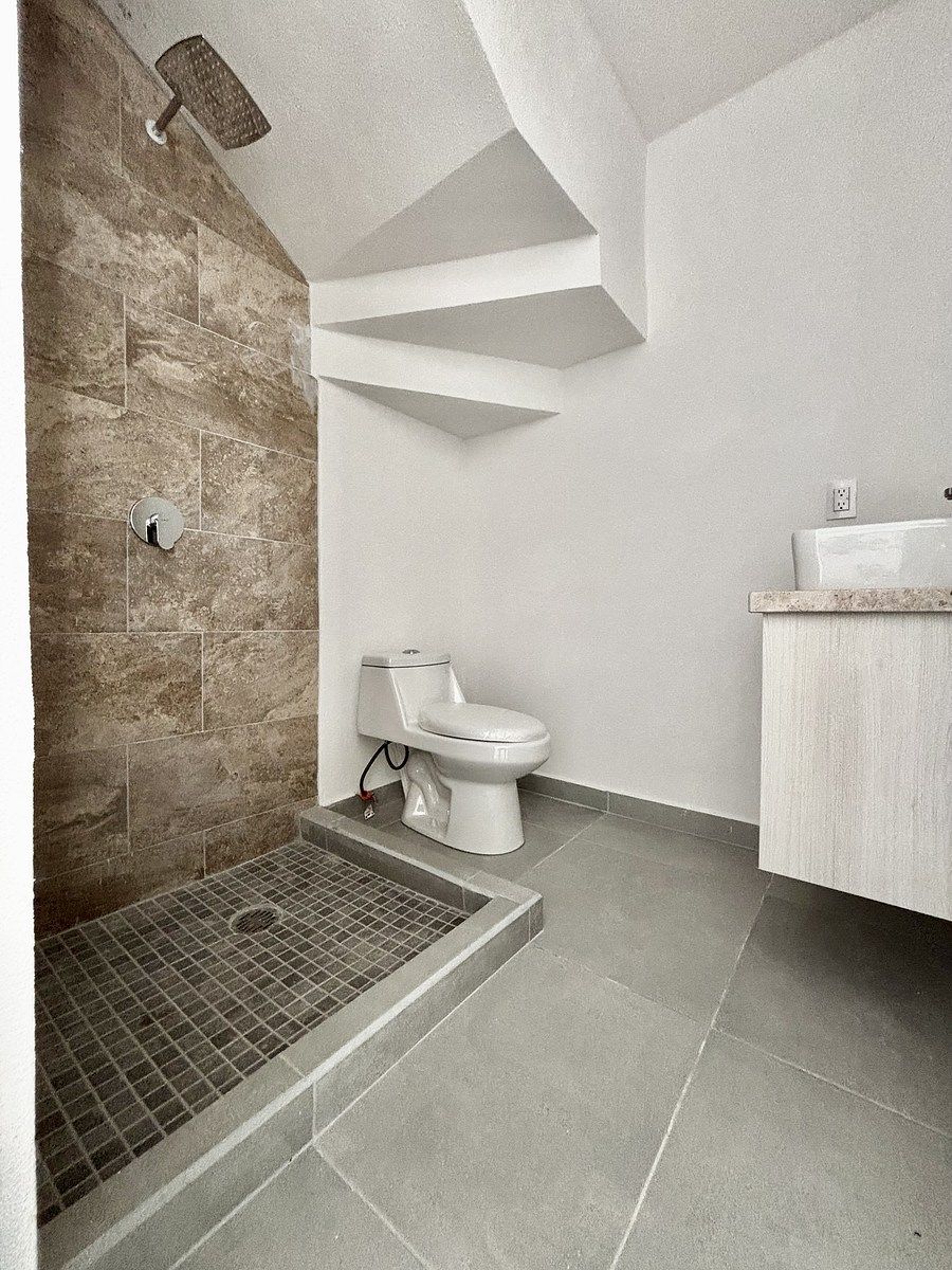 14 de 37: Baño completo en planta baja.