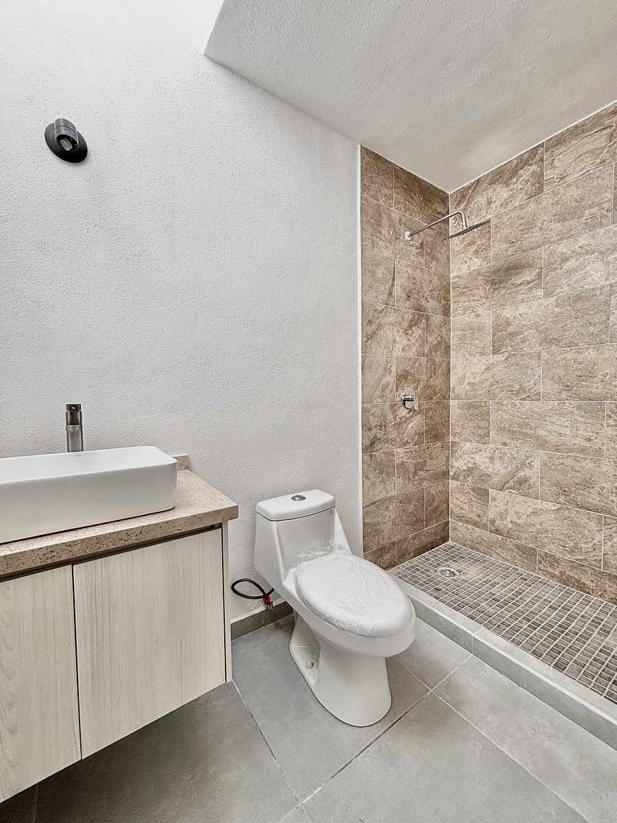 22 de 37: Baño completo en rec. Ppal .