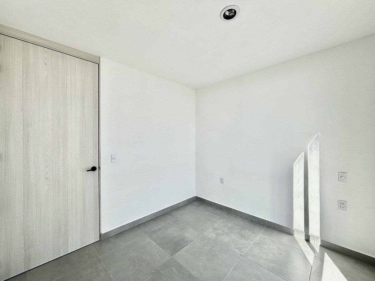 24 de 37: Recámara o estudio .