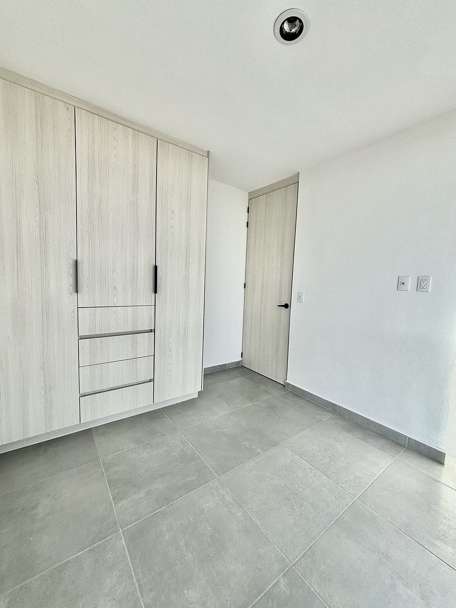 27 de 37: Recámara secundaria 2 con clóset .