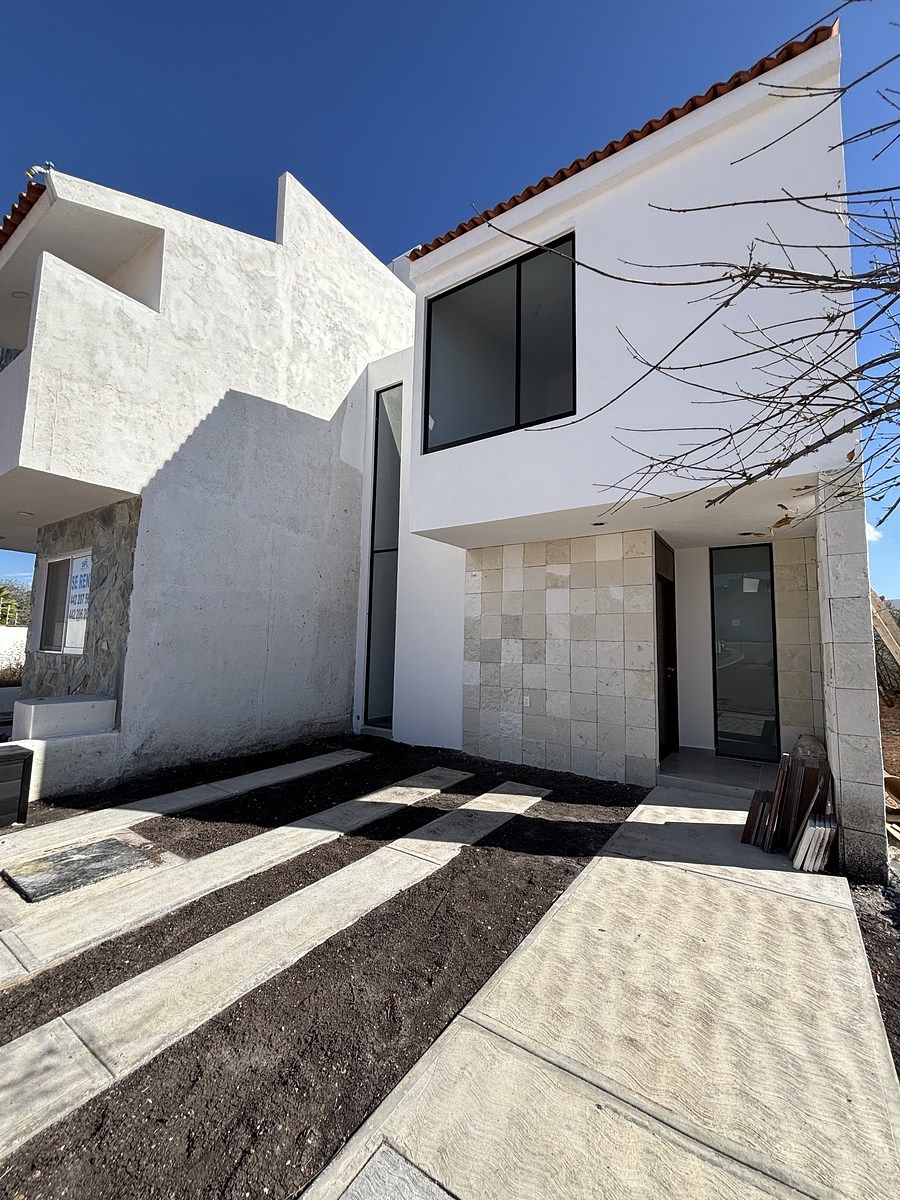 31 de 37: 2 estacionamientos al frente .