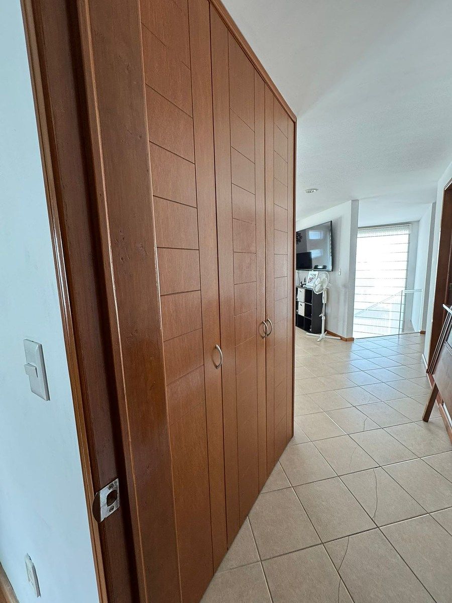 32 de 37: Clóset de blancos