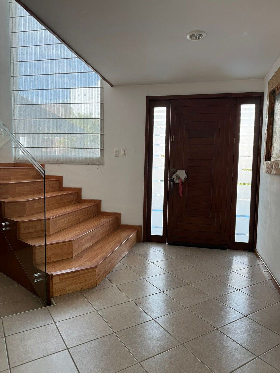 34 de 37: Puerta entrada principal