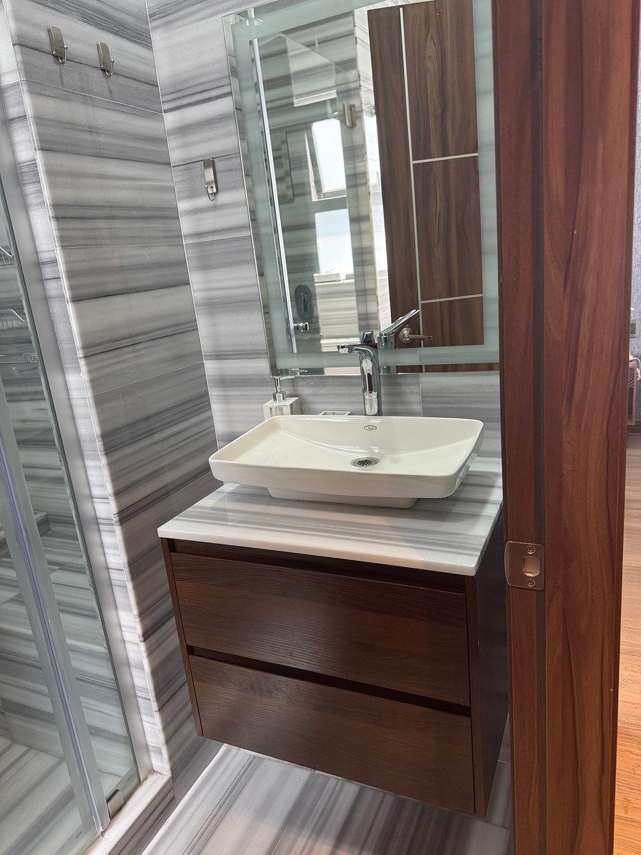 17 of 38: Baño de la recámara principal