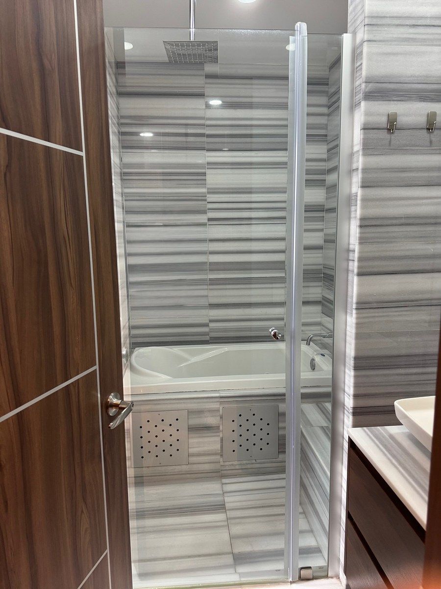 18 of 38: Baño de la recámara principal