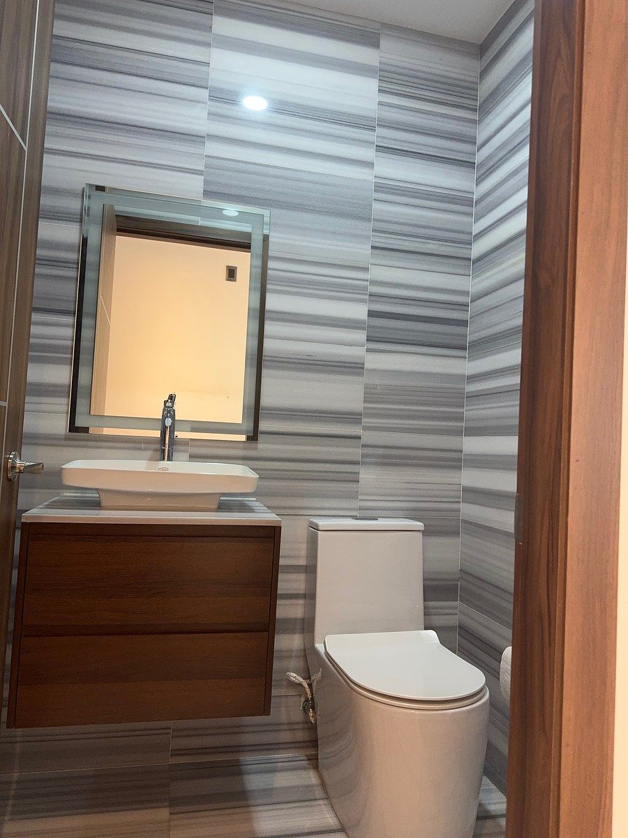 13 of 38: Medio baño de visitas