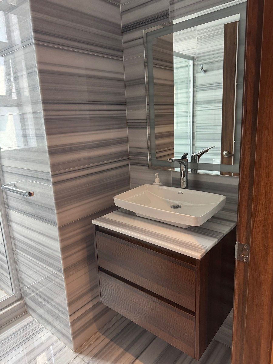 26 of 38: Baño de recámaras secundarias