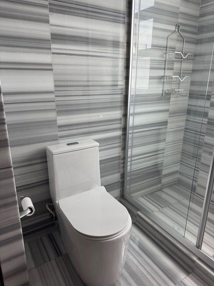 27 of 38: Baño de recámaras secundarias