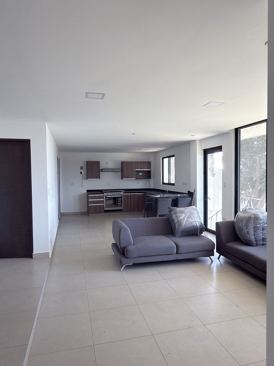 1 de 18: cocina y area de sala