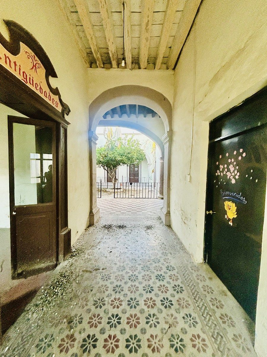 1 of 12: Acceso principal con vista al patio central