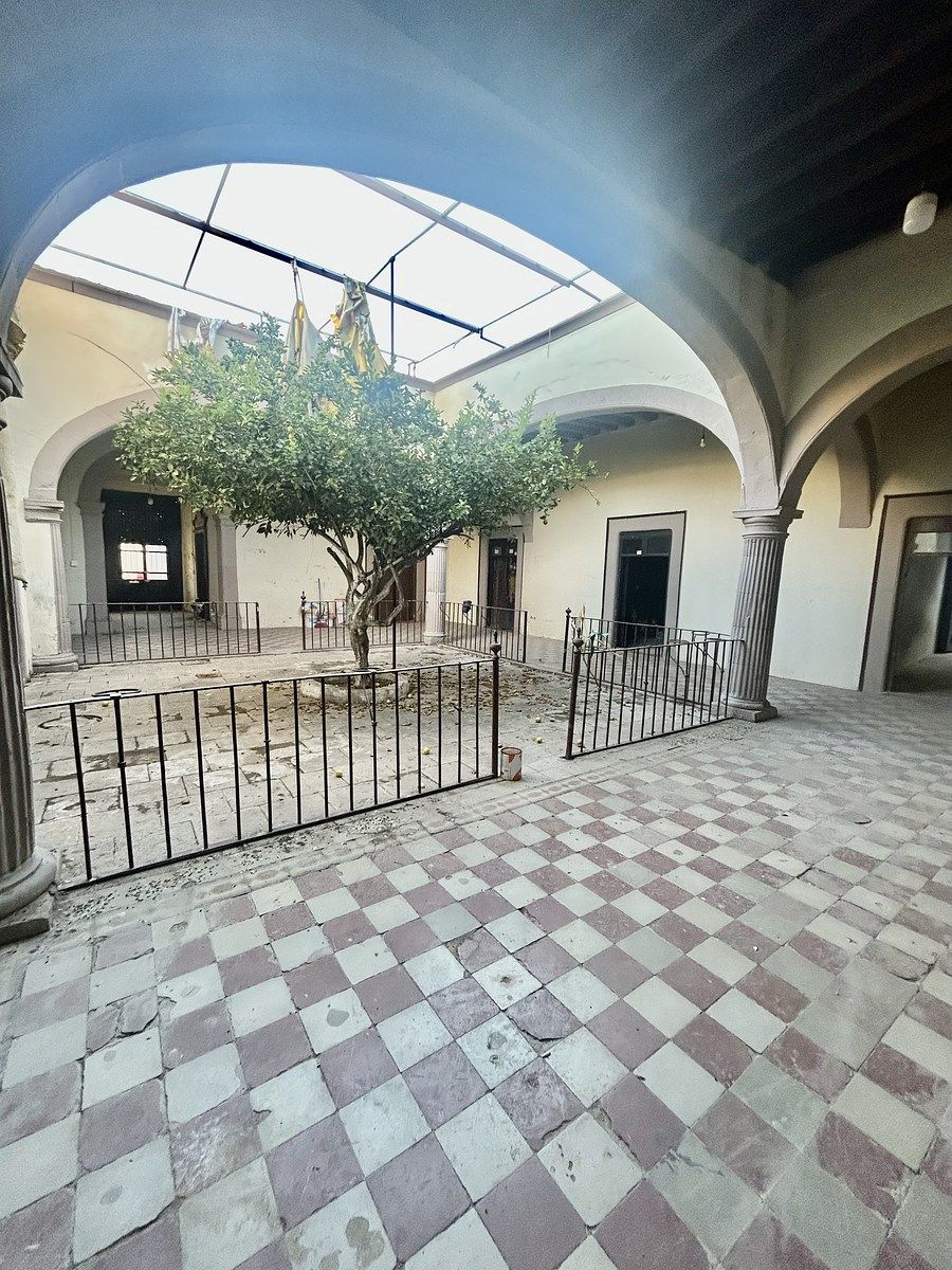 2 of 12: Patio central con hermosos arcos de cantera