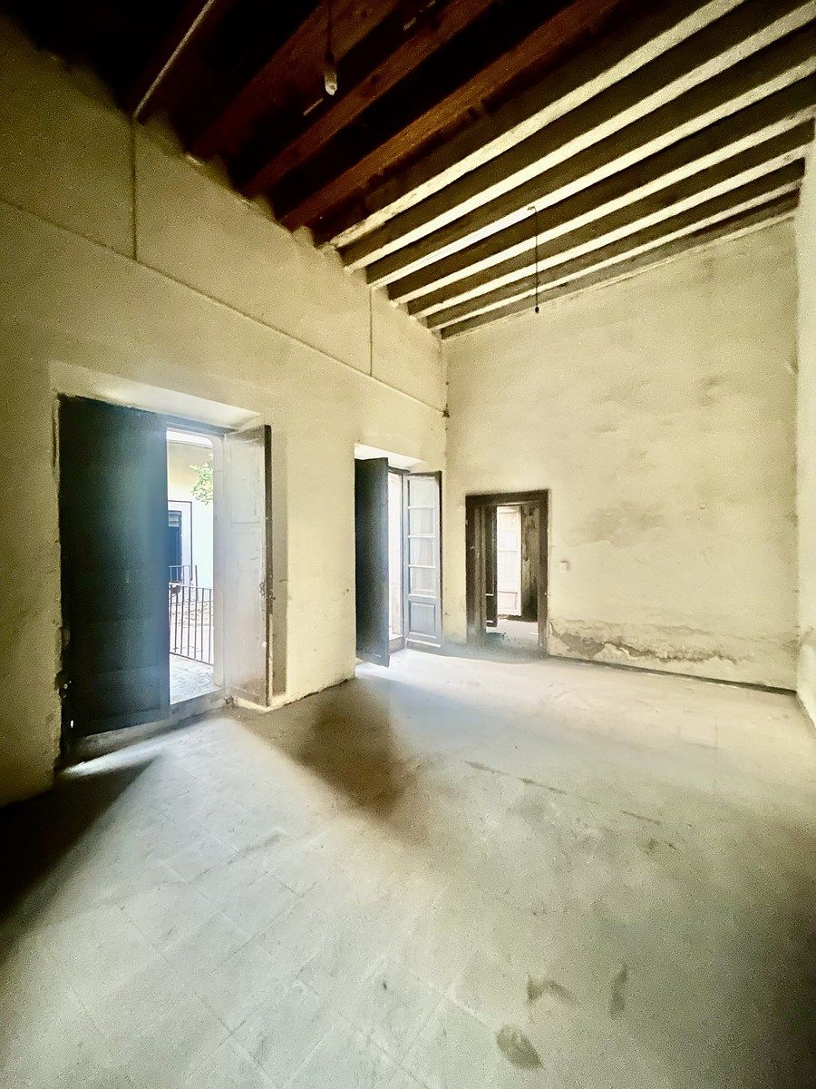 3 of 12: Habitación con techo de vigas