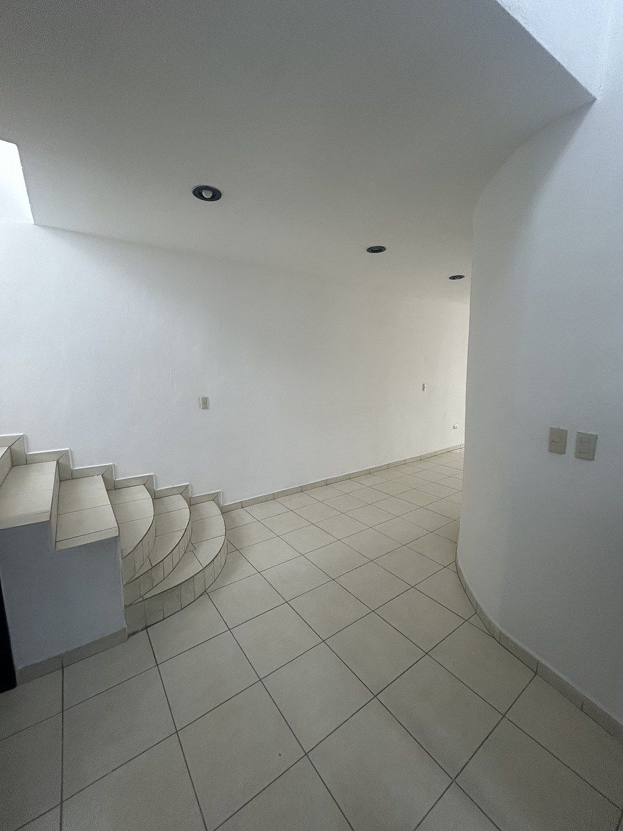 2 of 26: Recibidor en entrada principal