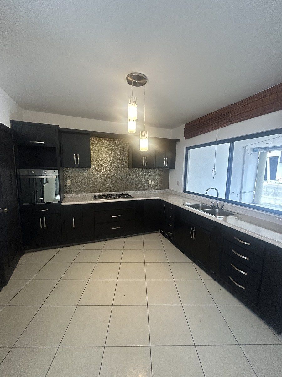 6 of 26: Cocina equipada