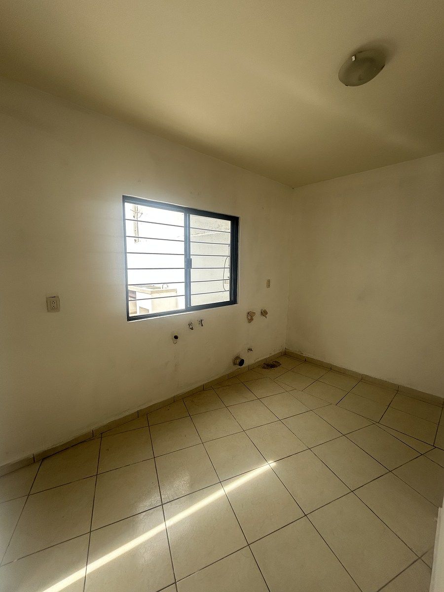 8 of 26: Cuarto de servicio