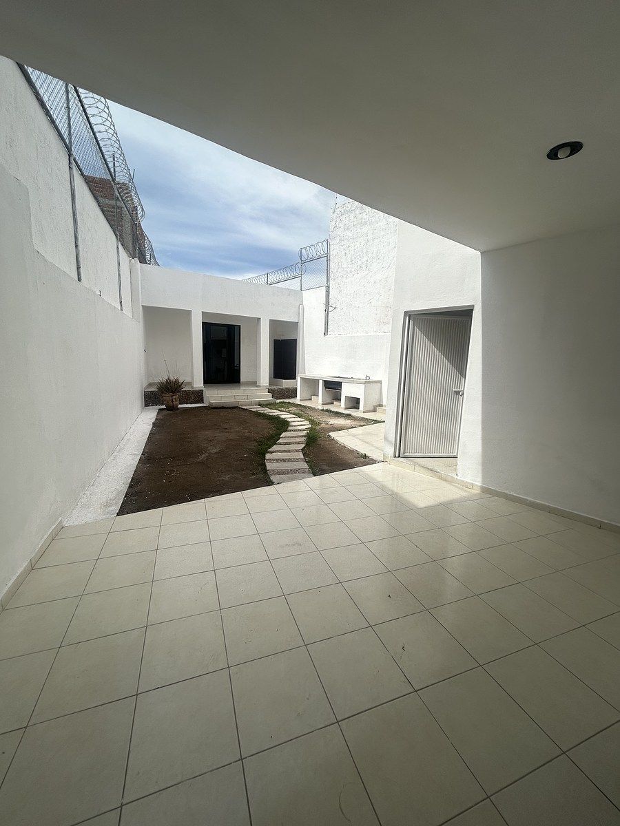 9 of 26: Área de jardin