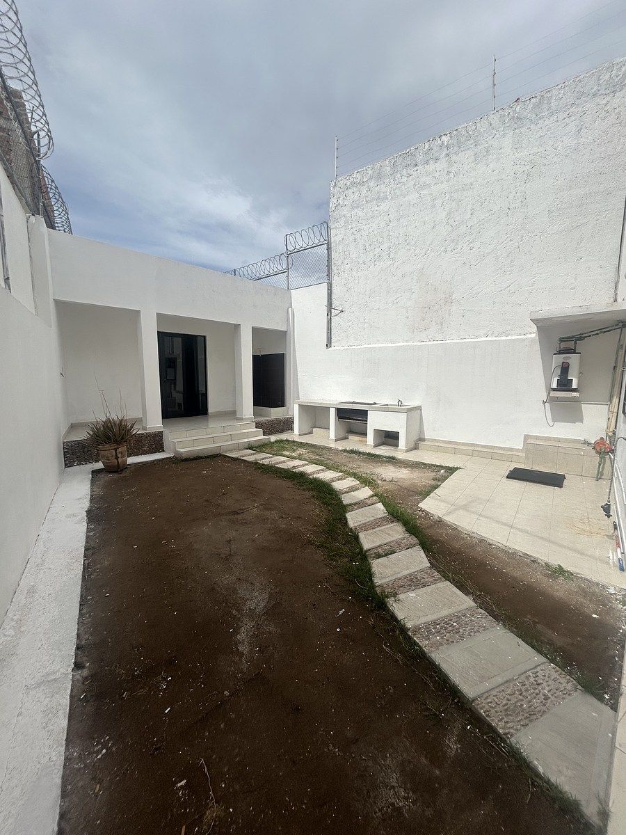 10 of 26: Jardin con asador