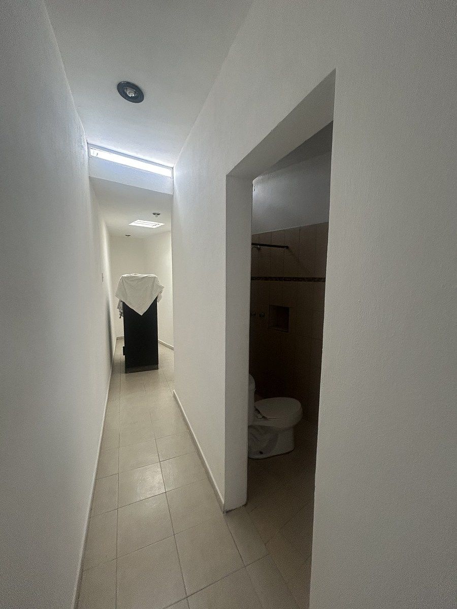 12 of 26: Vista a área de clóset en planta baja