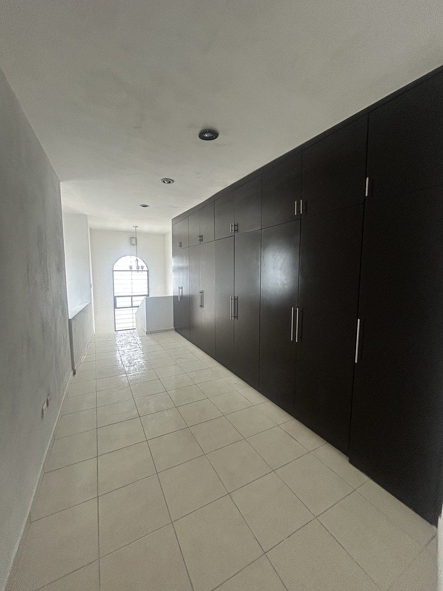 15 of 26: Clóset de blancos en segunda planta