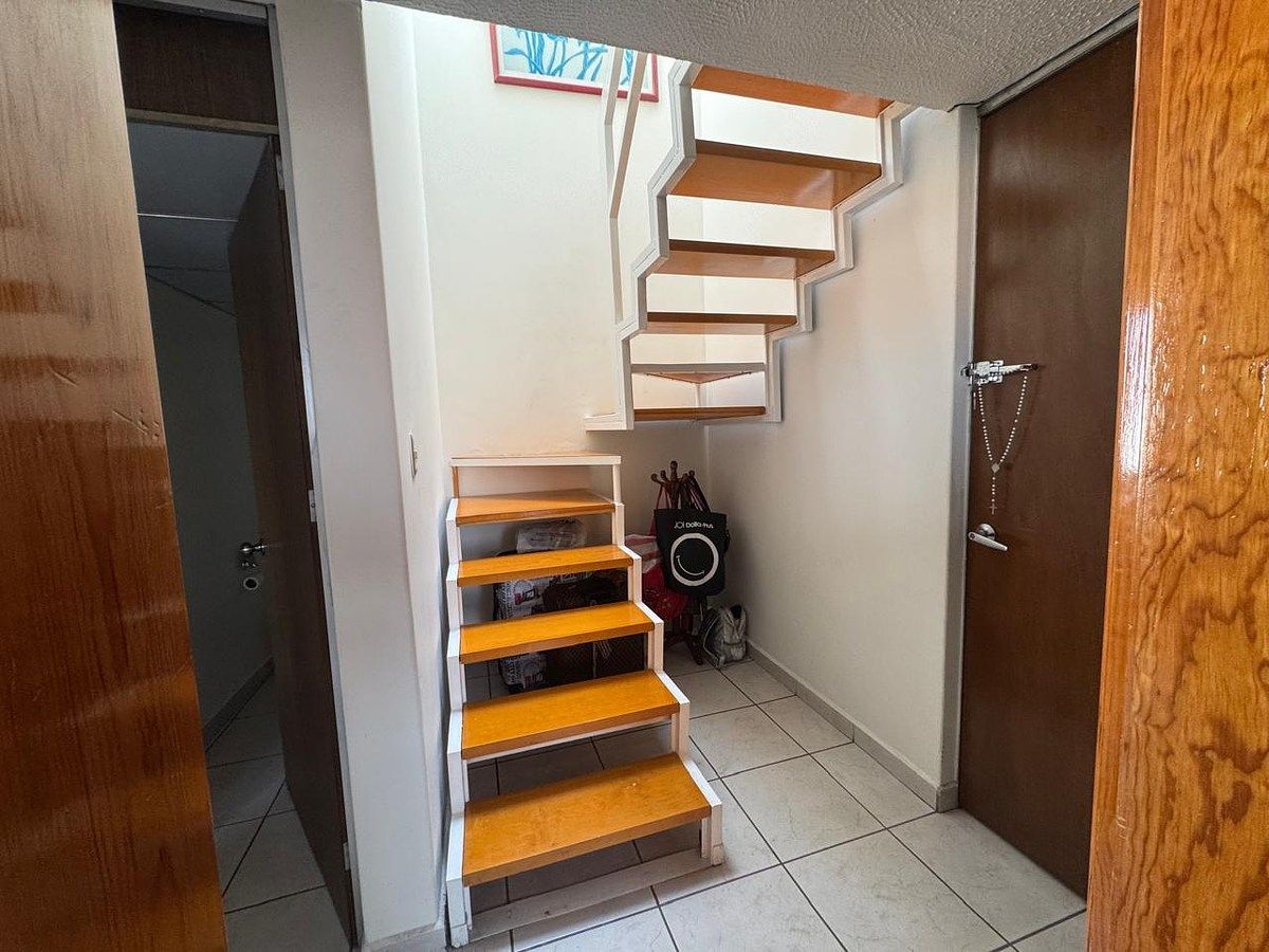 9 de 18: Escaleras a primer piso