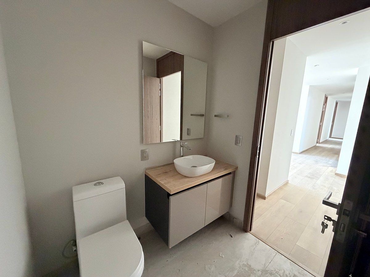 24 de 32: Medio baño visitas
