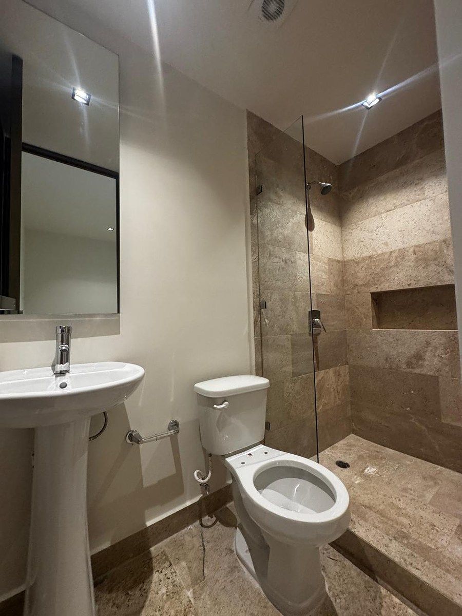 19 de 35: Baño del cualrto de servicio