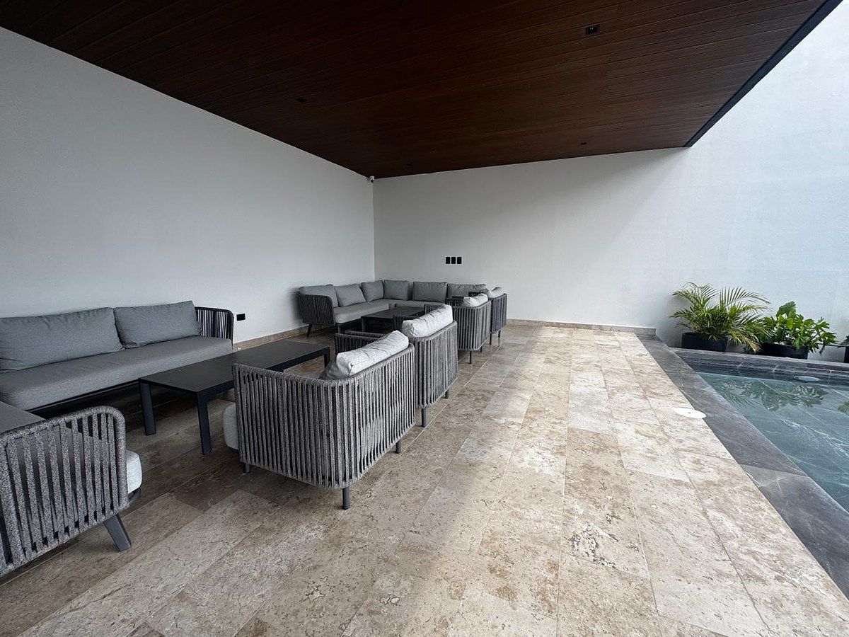 30 de 35: Sala al aire libre