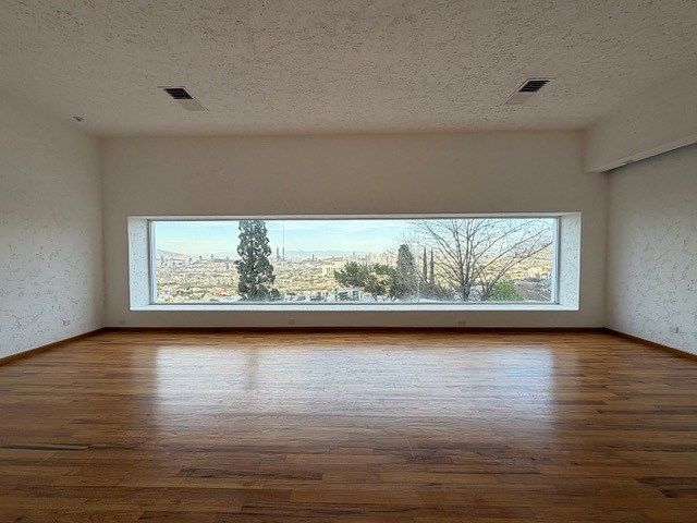 3 de 18: Sala y comedor principal