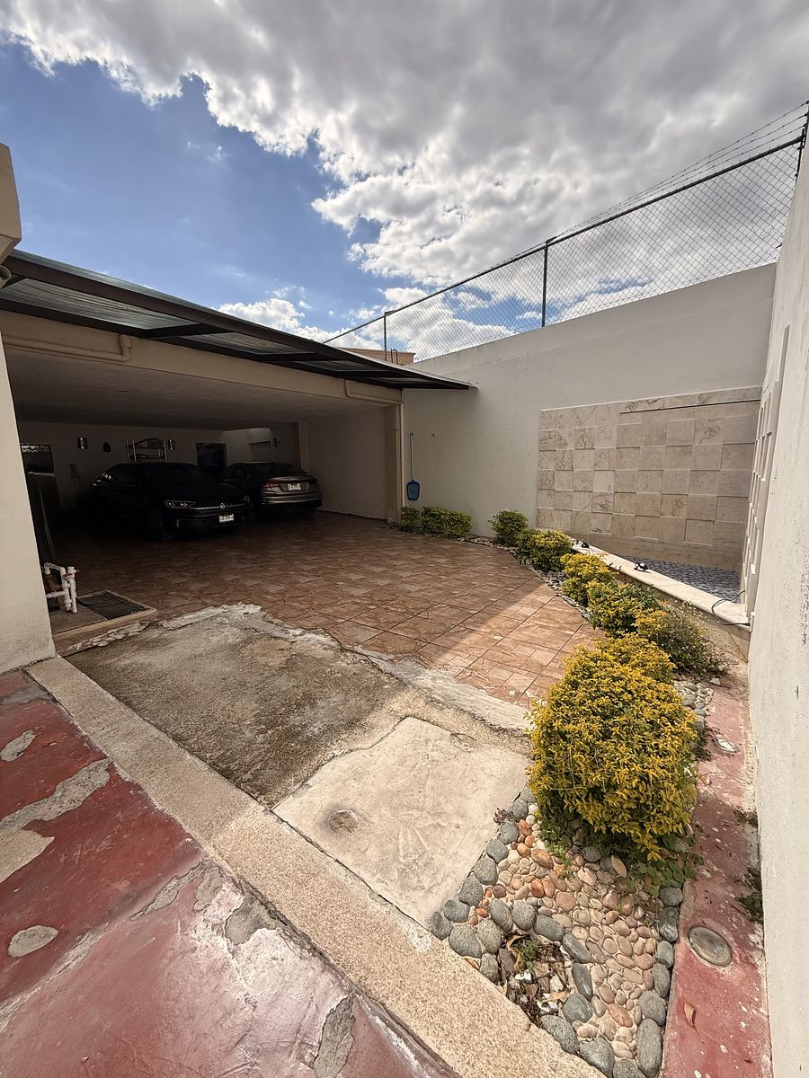 13 de 15: Estacionamiento y fuente exterior