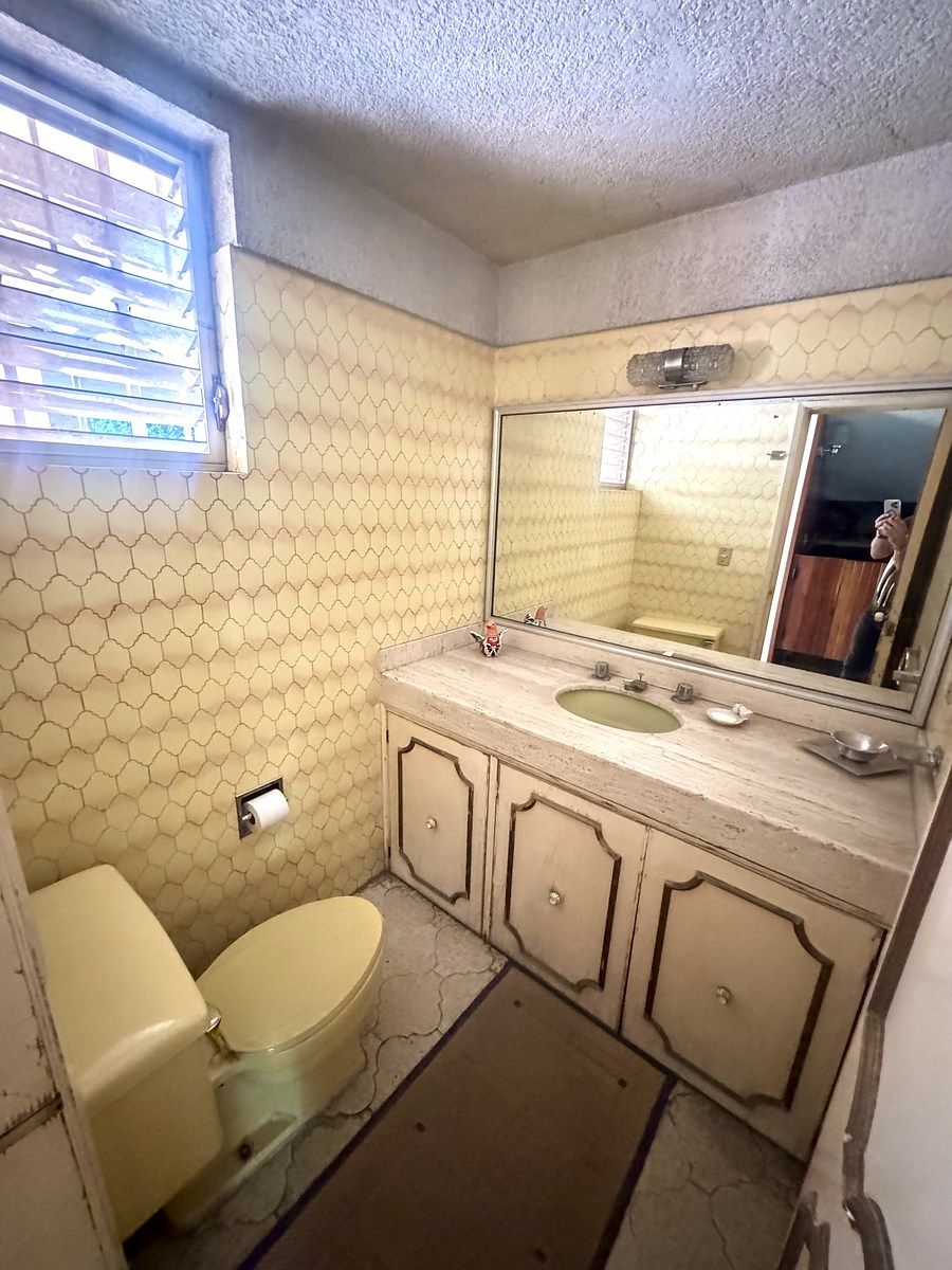 6 of 29: Medio baño vista