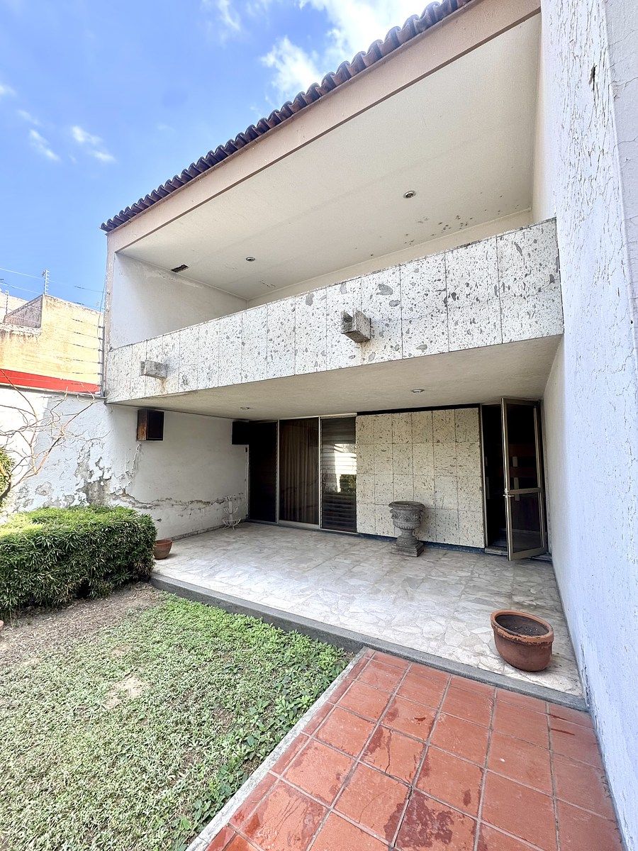 16 of 29: Terraza trasera pegada