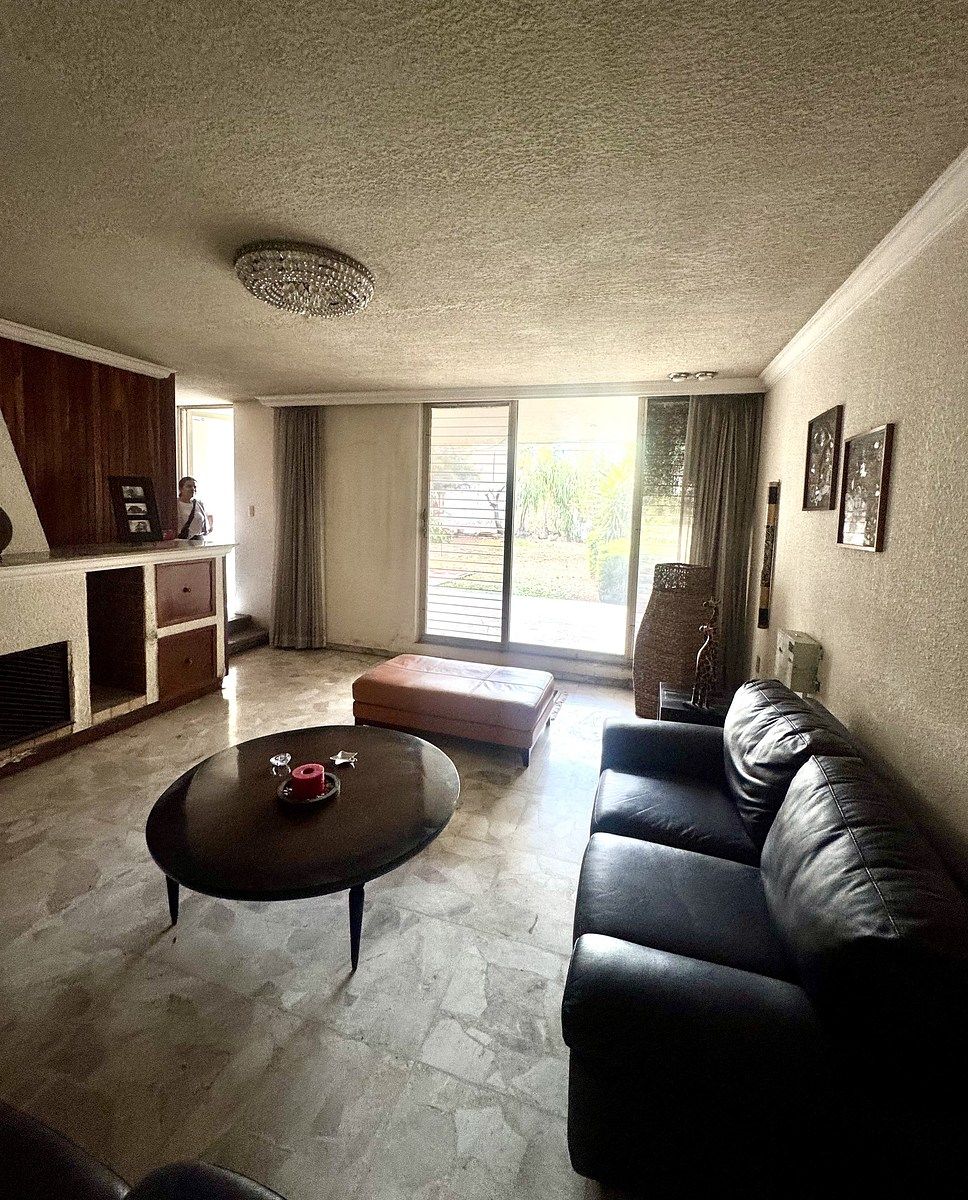 9 of 29: Sala con chimenea