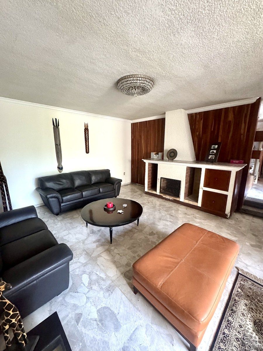 10 of 29: Sala con chimenea