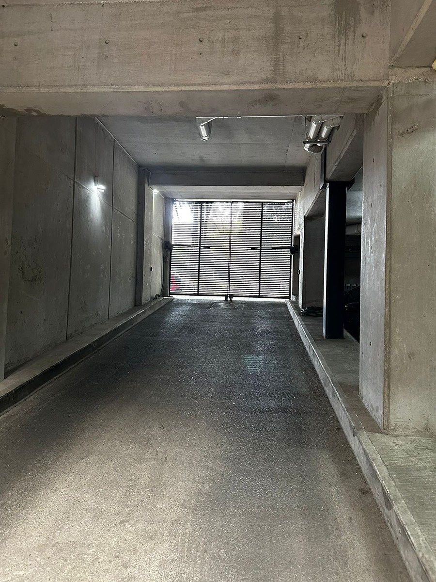 3 de 30: Entrada estacionamiento