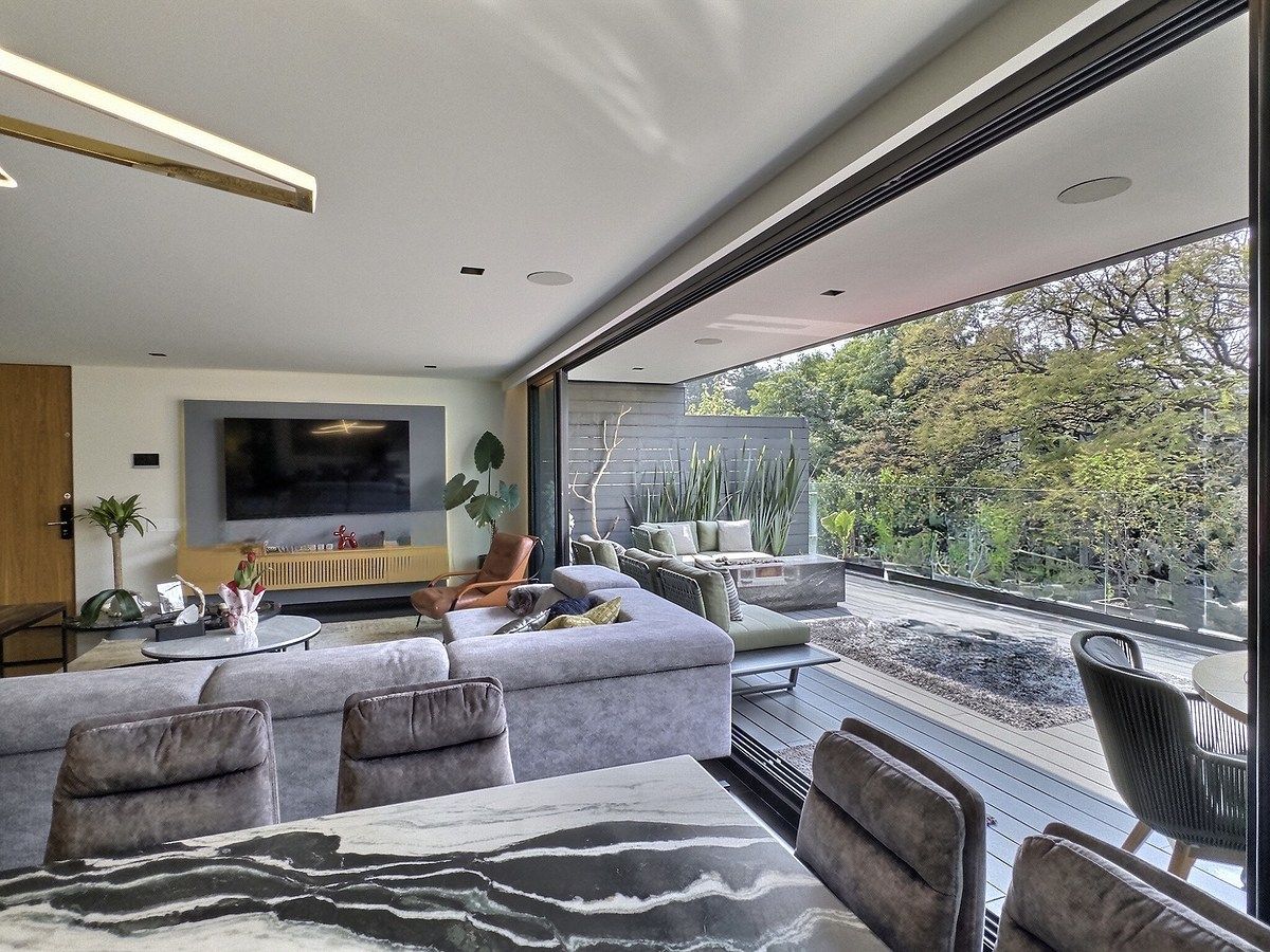 4 de 32: Sala-comedor con vista al exterior y acceso a la terraza