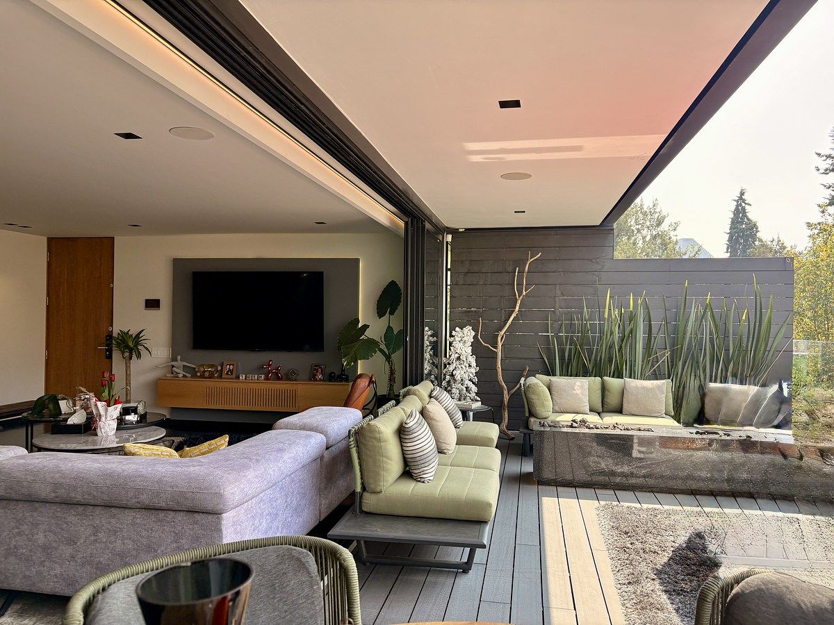 2 of 32: Sala con acceso a la terraza