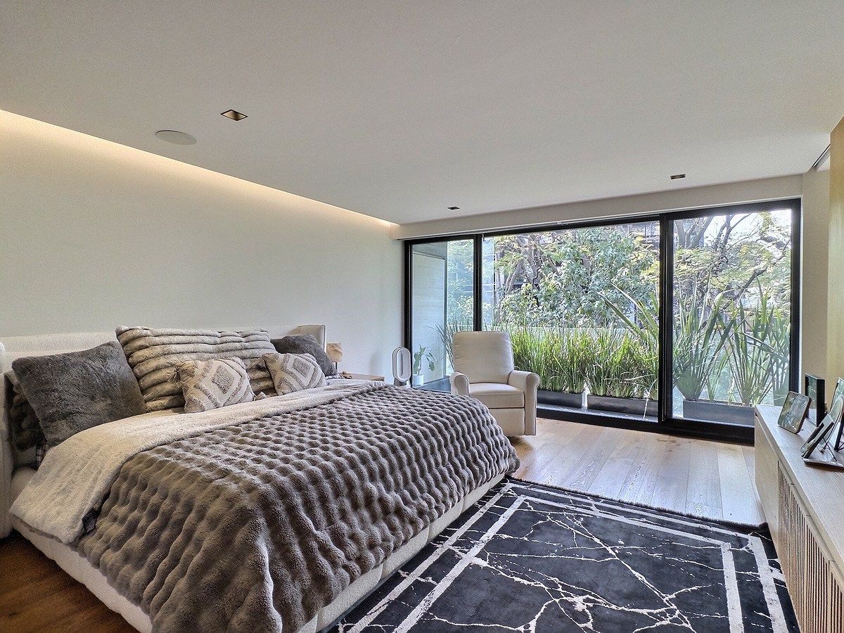 8 de 32: Recámara principal amplia iluminada con acceso a la terraza