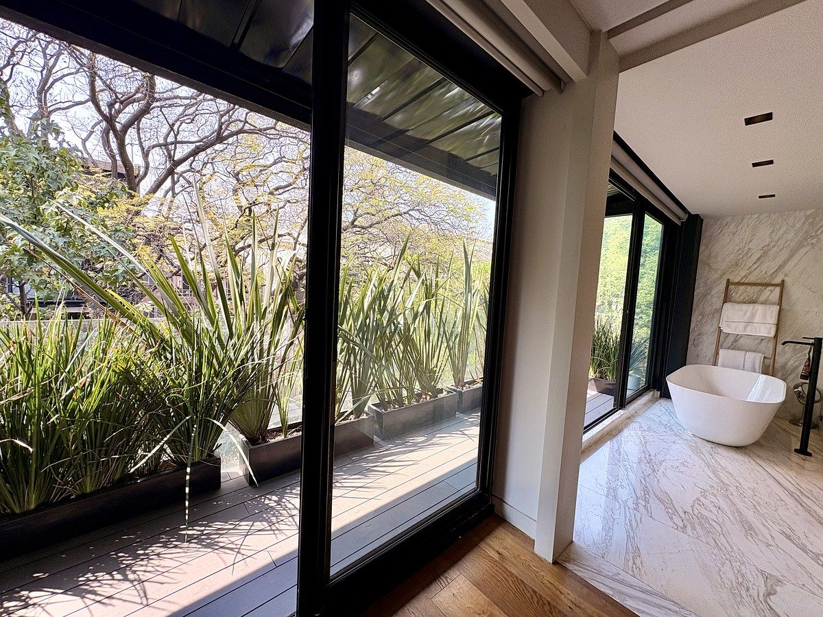 11 de 32: Baño principal con elegante tina y vista al exterior