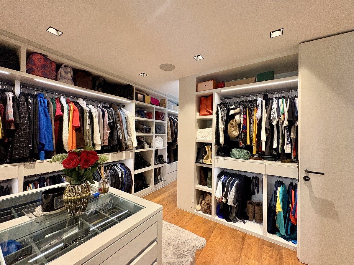 15 of 32: hermoso y amplio Walk-ing closet de la Recámara principal