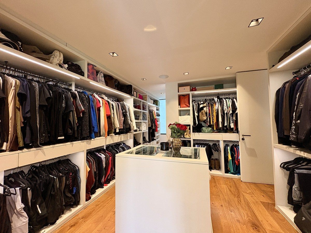 17 of 32: walk-in closet de la recámara principal