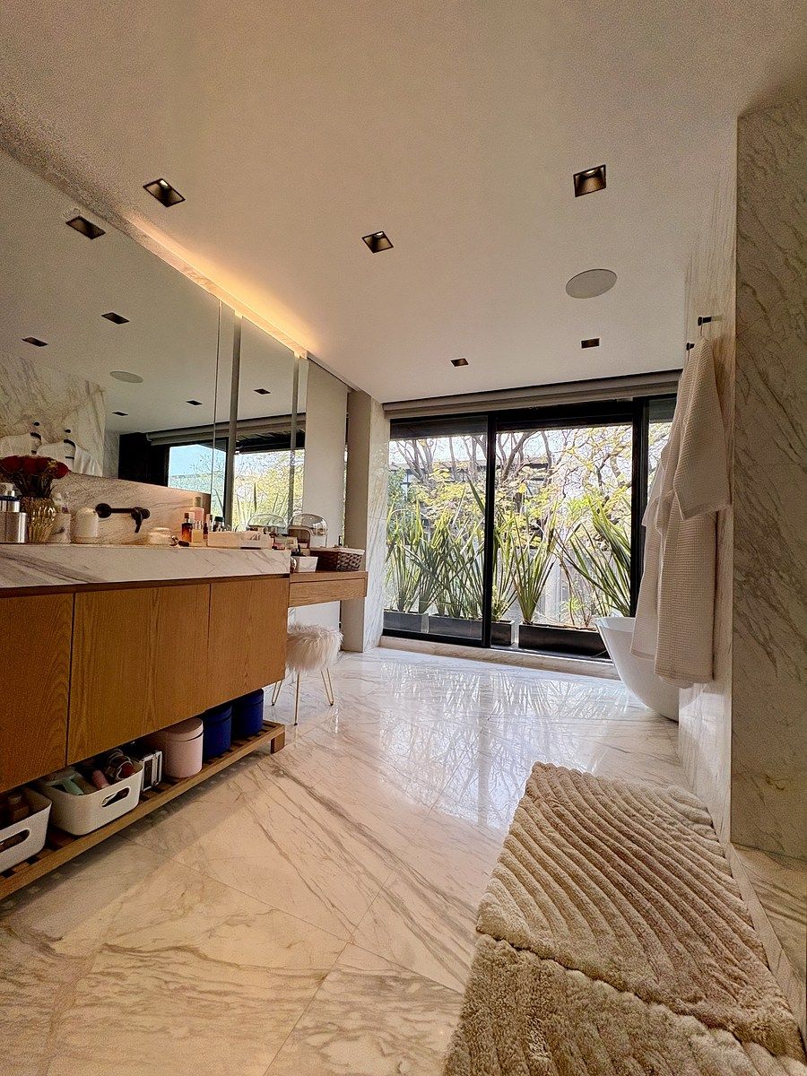 18 of 32: Baño de la recámara principal