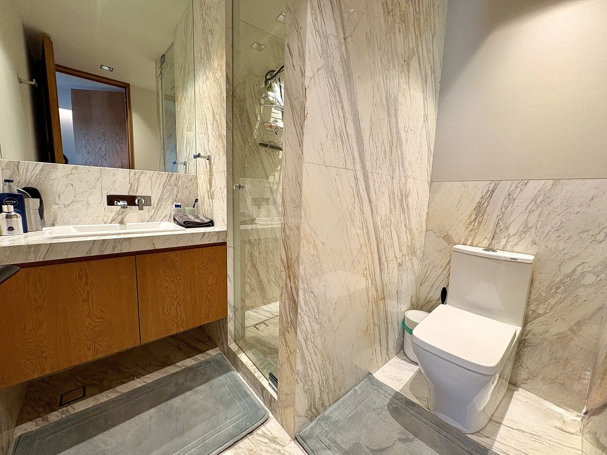 23 of 32: Baño completo con ducha