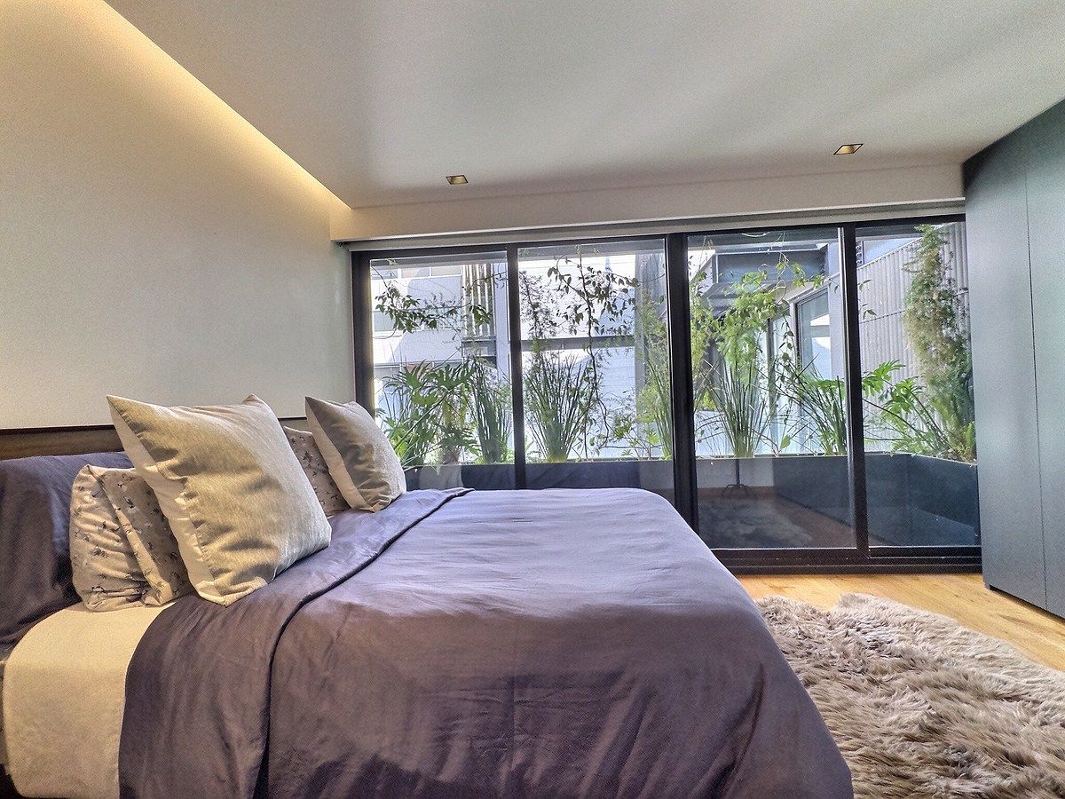 24 de 32: amplia e iluminada recámara