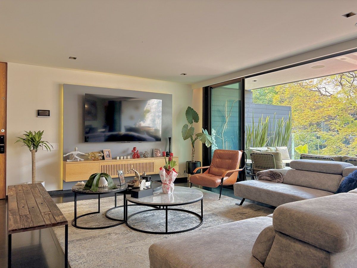 29 de 32: Amplia sala con acceso a la terraza