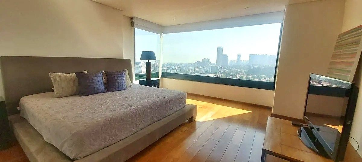 7 de 16: Recámara Principal con amplios ventanales